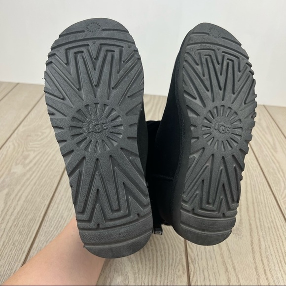 UGG Women's Fluff Mini Quilted Boots US6/EUR37 Black w/ White Logo Heel $160 - Picture 9 of 10
